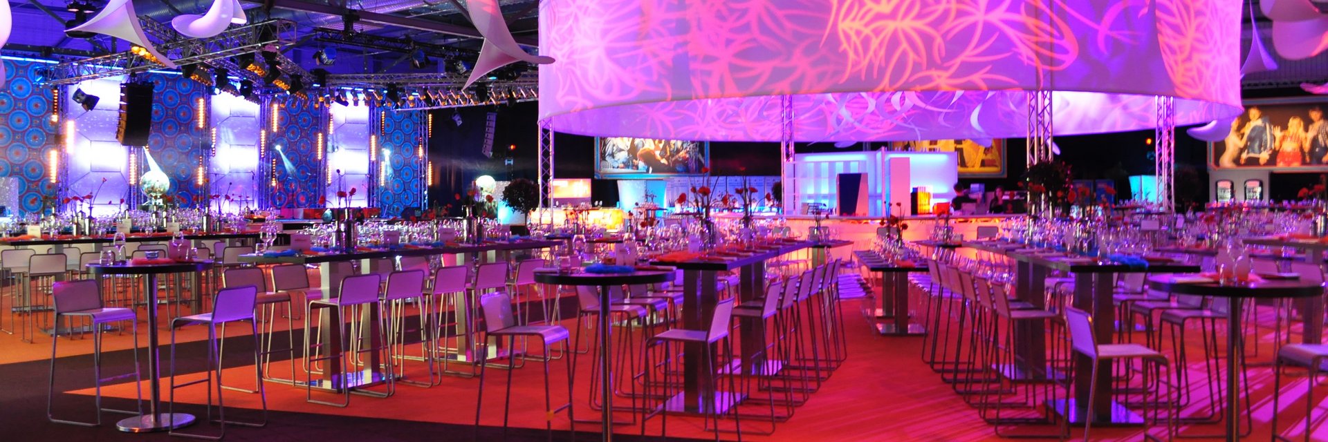 Halle 1 - Firmenevent mit Blockbestuhlung, Bar und Teppich Halle 1 - Firmenevent mit Blockbestuhlung, Bar und Teppich